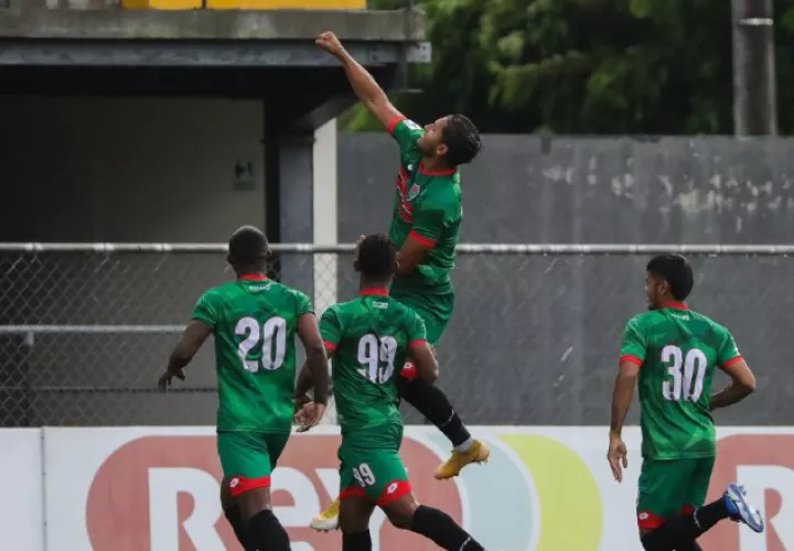 Así celebró Javier Rivera, la anotación del Atlético Chiriquí, ante su afición en el estado San Cristóbal de David. Cortesía/LPF