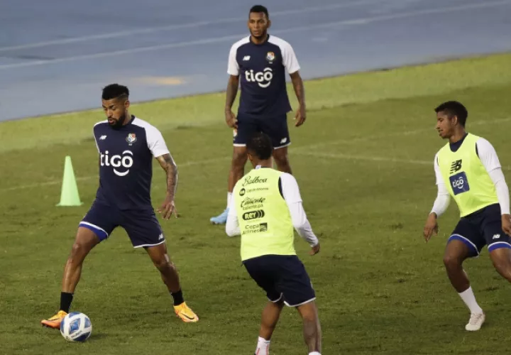 Aníbal Godoy con el balón, capitán de Panamá. Foto:EFE