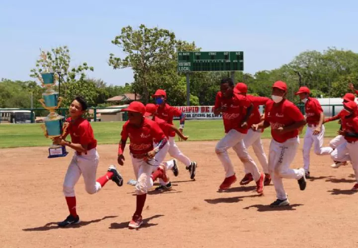 Con la tradicional vuelta al campo de juego celebraron los campeones, mientras paseaban la copa. Fedebeis