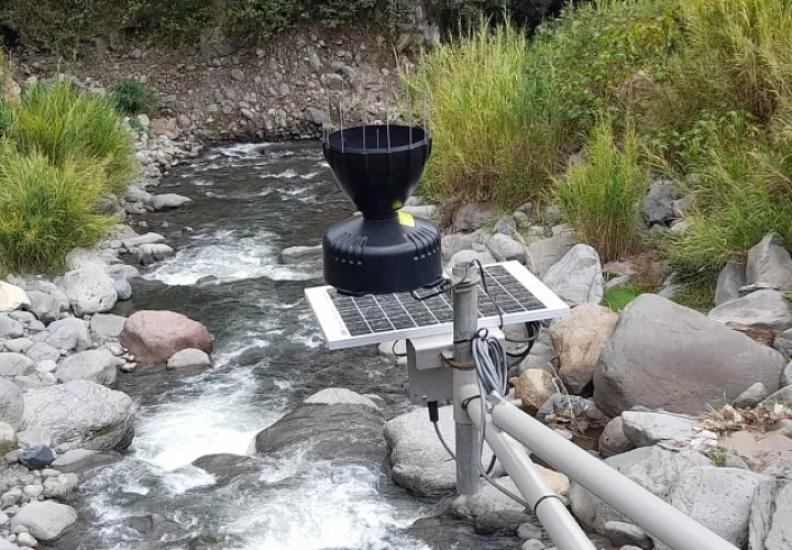 Sensor colocado sobre el río Chiriquí Viejo en el sector de Bambito. Aurelio Martínez