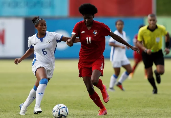 Natalia Mills (rojo) capitana se la selección femenina panameña. Foto:EFE