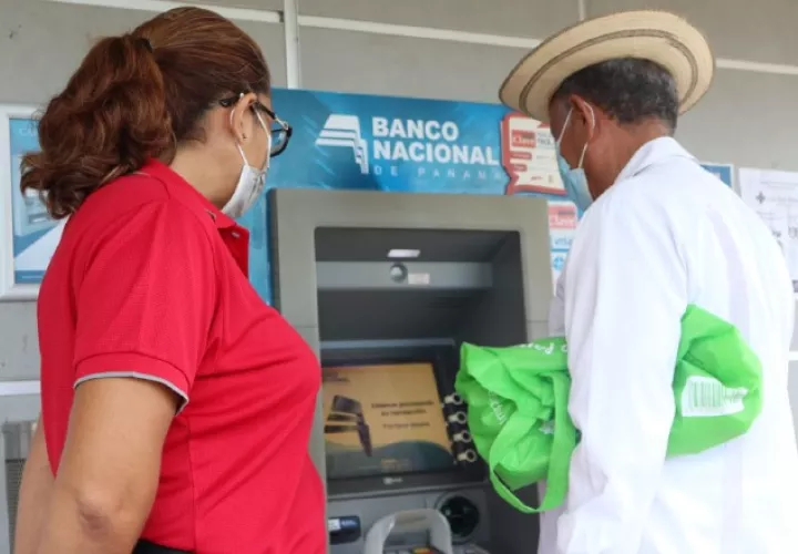 Por un lado, los adultos mayores aprendieron a utilizar los cajeros, y por el otro, la pandemia aceleró el proceso para que estos dispositivos se usen menos, dando paso a las transacciones electrónicas. Cortesía