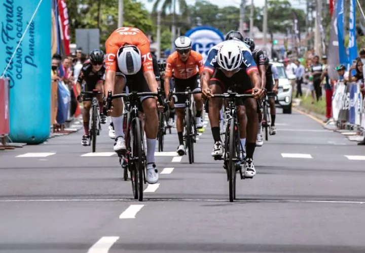 Josué Jiménez (der.) ganó la última etapa con final de fotografía Foto: Fepaci 