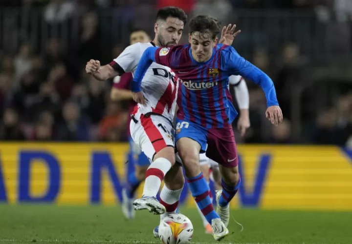  Gavi  del Barcelona (d), se lleva el balón ante el centrocampista del Rayo Vallecano, Uani López. Foto:EFE