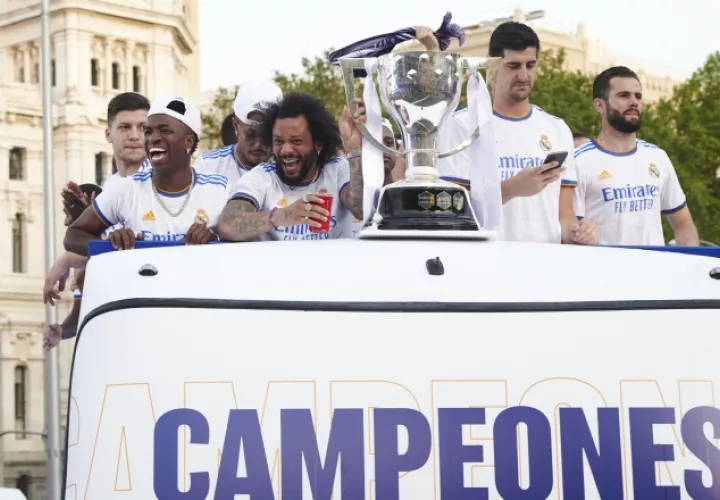 Los jugadores del Real Madrid llegan a la plaza de Cibeles, en Madrid, para celebrar el campeonato de LaLiga. Foto:EFE