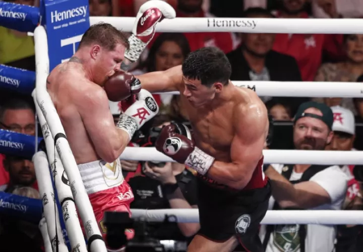 Dmitry Bivol de Rusia (der.) conceta a 'Canelo' Alvarez . Foto:EFE