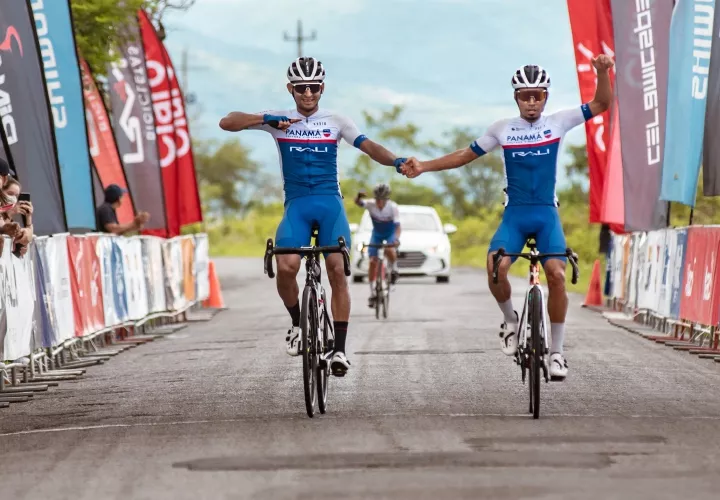 Bolívar Espinosa se queda con el título nacional al entrar agarrado de  mano con su compañero Alex Strah. Foto: Fepaci 