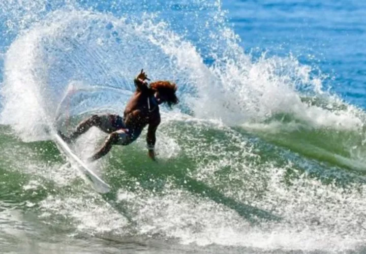 El surfista panameño Jean Carlos 'Oli Camarena' González. Foto: Twitter