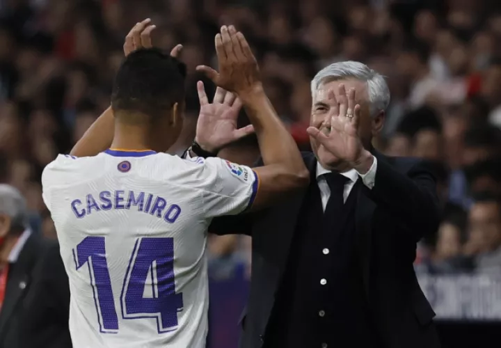 Casemiro y el entrenador Carlo Ancelotti del Real Madrid. Foto:EFE