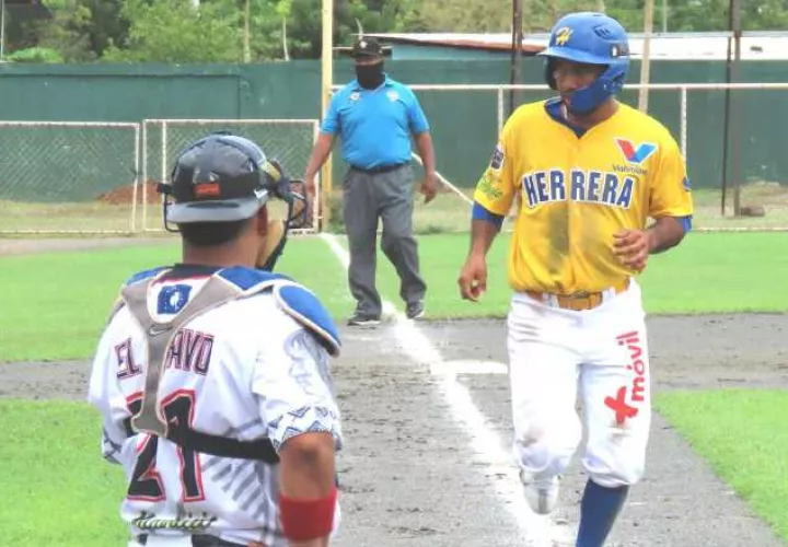 Gertrudis Tello pegó cuadrangular para Herrera contra Veraguas. Foto: Fedebeis