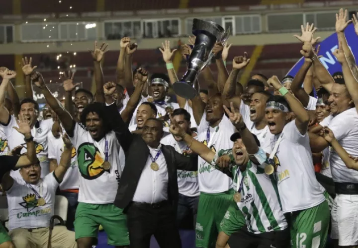 El capitán del Alianza, César 'Bombo' Medina del Alianza, levanta la copa de campeón del Apertura 2022 de la LPF. Foto:EFE