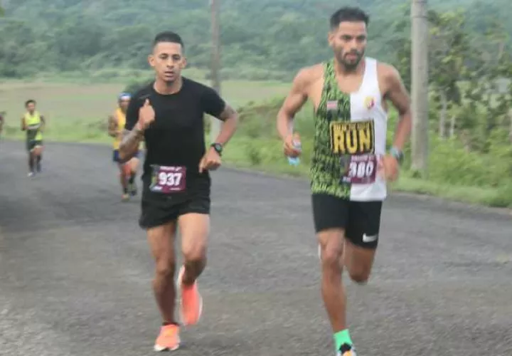El costarricense jason Villalobos, derecha puntenado la carrera y Javier Cortez, ganador de los 10 kilómetros (iz.).  Cortesía