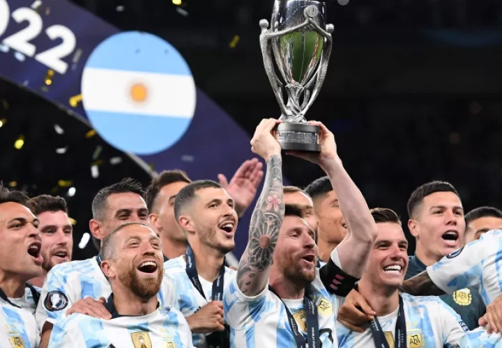 Lionel Messi, levanta el trofeo de la Finalissima. Foto: EFE 