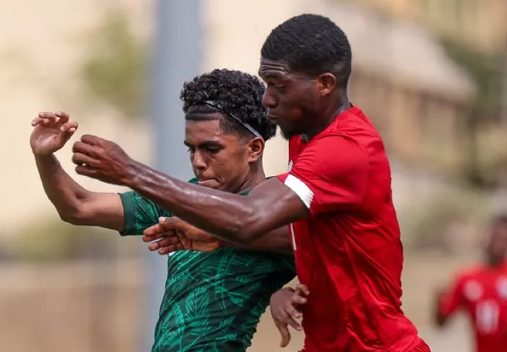 Azarías Londoño (derecha), de Panamá disputa un balón con un delantero saudí. Cortesía/