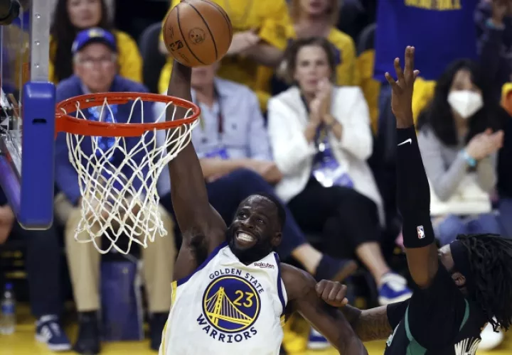 Draymond Green anota ante Robert Williams de los Celtics. Foto:EFE 