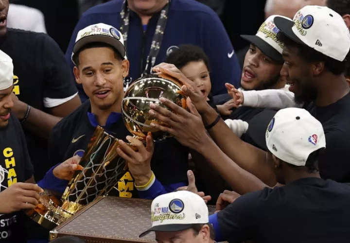 Jugadores de los Golden State Warriors festejan el título de la NBA. Foto:EFE