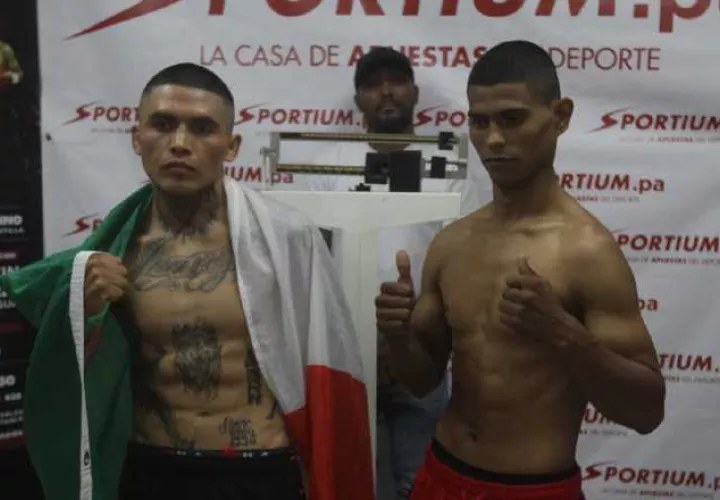 El mexicano Salvador Juárez (izq.) y  Keyvin Lara de Nicaragua será la pelea estelar. Fotos: Víctor Arosemena 