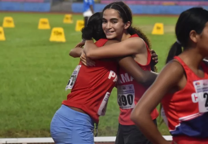 Amada King (der.) y  Melis Ayhan, de Panamá se abrazan luego de ganar las medallas de oro y plata respectivamente. Cortesía