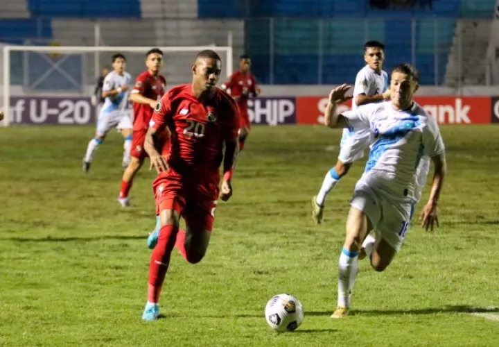 Carlos Rivera (20) de Panamá disputa el balón ante Jeshua Urizar de Guatemala. Foto:Fepafut