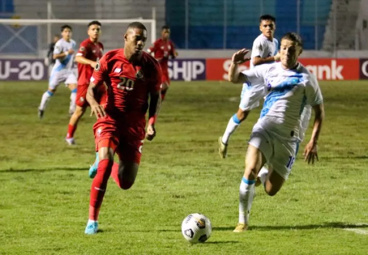 Carlos Rivera (20) de Panamá disputa el balón ante Jeshua Urizar de Guatemala. Foto:Fepafut