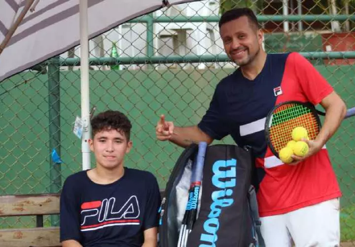 Chad Valdés, padre e hijo durante los entrenamientos. Cortesía