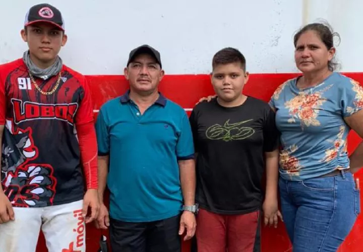Erick Alberto Almanza y sus padres solicitan un apoyo para poder estudiar y jugar en Estados Unidos. Cortesía