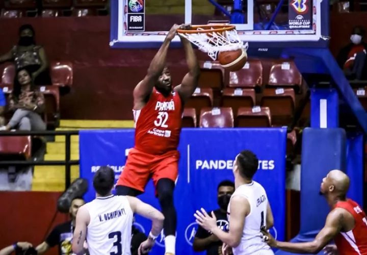 Javier Carter anota dos puntos para Panamá. Foto: FIBA