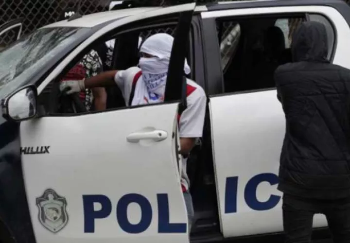 Deberán afrontar la justicia tras vandalizar auto patrulla. Cortesía 