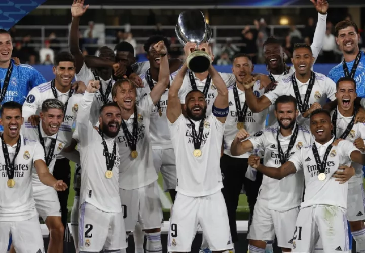 Karim Benzema, capitán del Real Madrid (cent.) levanza el trofeo de la Supercopa junto a sus compañeros. Foto:EFE