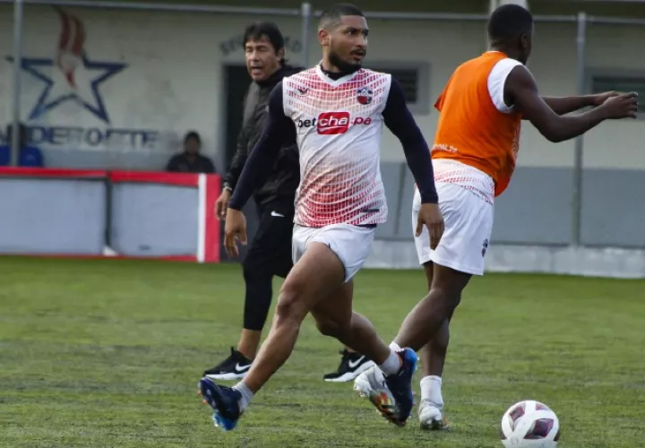El técnico Gonzalo Soto (negro) durante los entrenamientos del San Francisco. Foto: @sanfrafc_pa