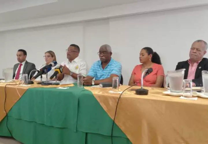 Miembros de Sitiespa en la conferencia de prensa. Luis Avila