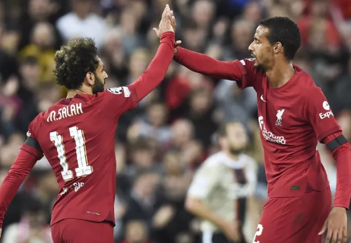 Mohamed Salah (izq.) y  Matip festejan el primer gol de Liverpool. Foto:EFE