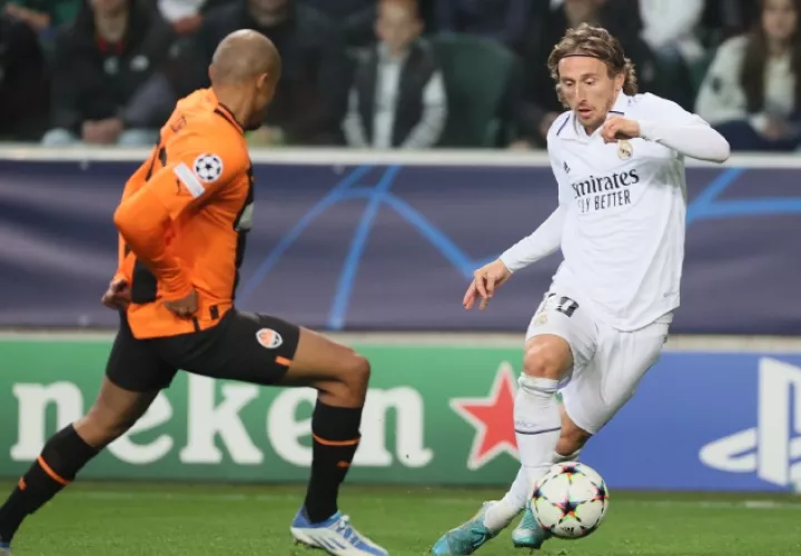 Luka Modric  del  Real Madrid conduce el balón ante el acecho de Lucas Taylor del  Shakhtar Donetsk de Ucrania. Foto:EFE