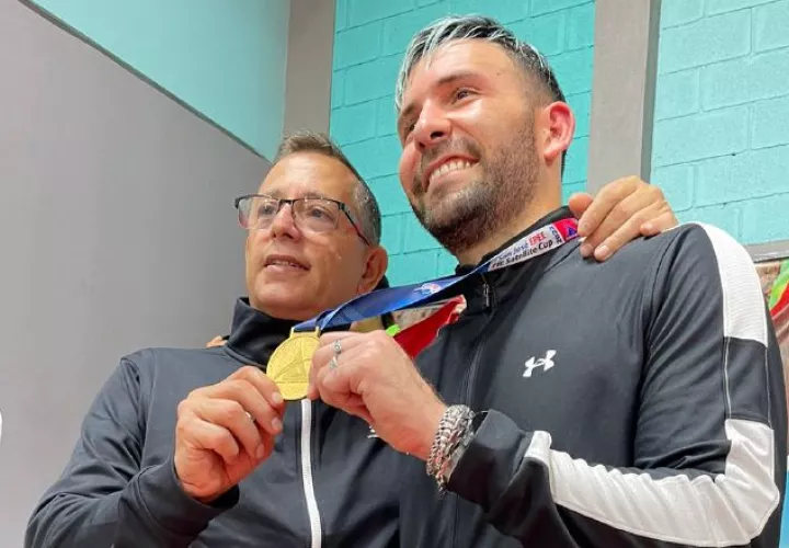 Arturo Dorati Ameglio (der.) festeja la medalla de oro junto a su entrenador Jorge Valdés. Cortesía