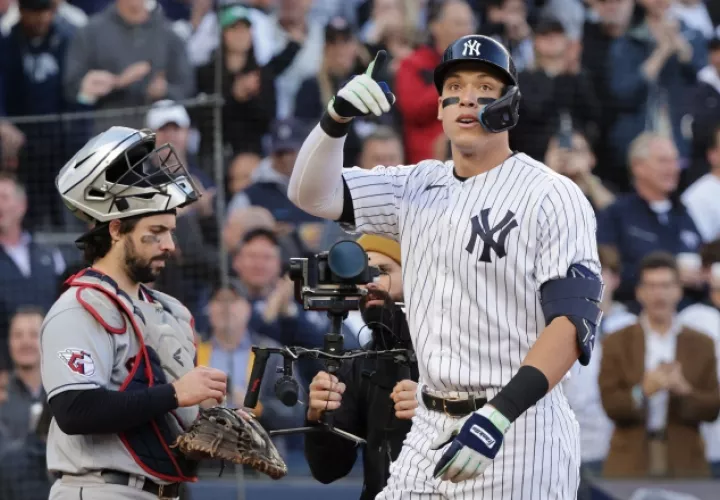 Aaron Judge pisa la caja registradora  y festeja su cuadrangular contra Cleveland. Foto: EFE