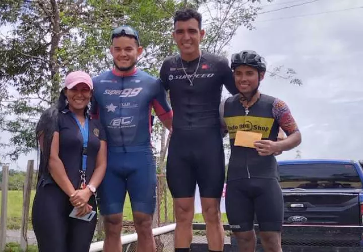 4-  Algunos de los ganadores en la rama masculina en la carrera de Alanje.