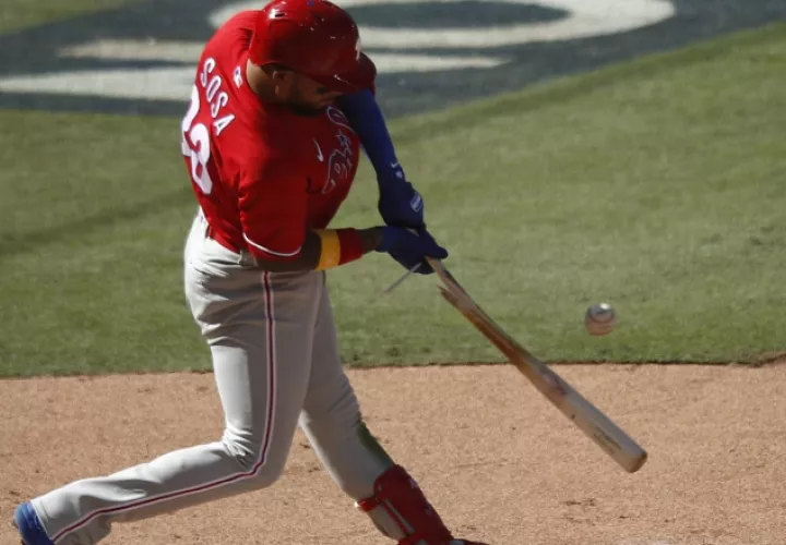 Edmundo Sosa pegó ayer contra los Padres de San Diego (2-1). Foto:EFE
