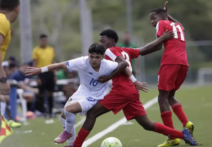 Eric Moreno de Panamá (10) es marcado por un cubano. Foto: Fepafut