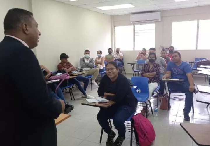 Gilberto Marulanda en una gira por el centro regional de Darién. Cortesía