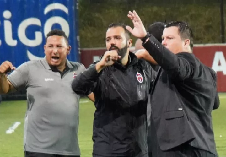 Felipe Borowsky (der.) festeja la clasificación de Sporting con algunos miembros de su cuerpo técnico.} Foto: LPF