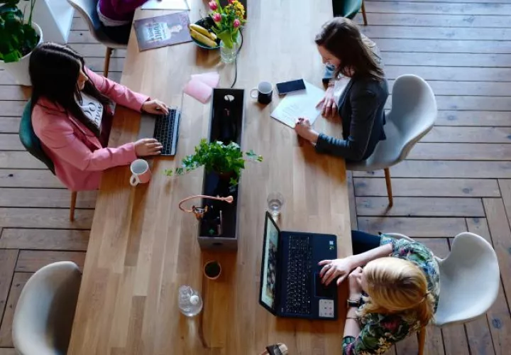 El trabajo remoto  se ha convertido actualmente en un aspecto común de la vida laboral. 