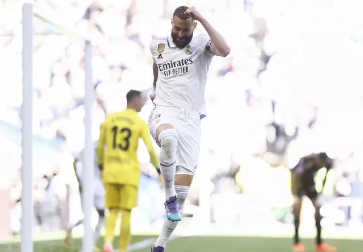Karim Benzema del Real Madrid celebra uno de sus goles ante el Valladolid.  EFE