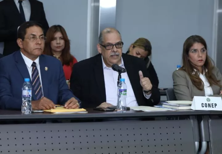 Rubén Castillo, del Conep, y Aniano Pinzón, del Conato, encabezaron las delegaciones ayer durante las conversaciones. Víctor Arosemena
