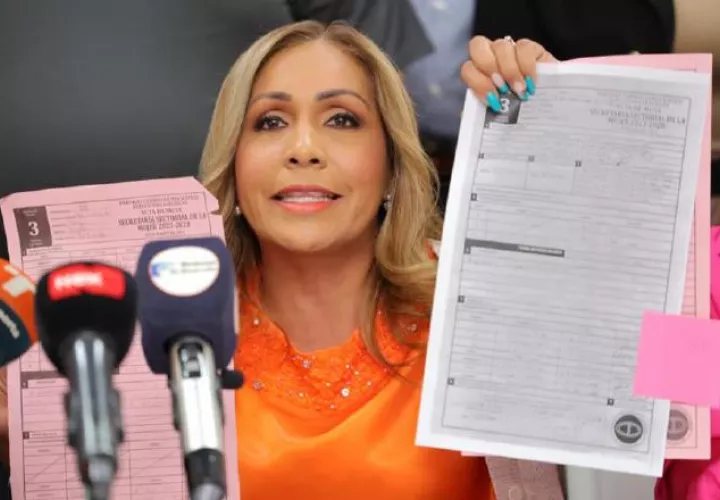 Yanibel Ábrego dio detalles de las irregularidades durante una conferencia de prensa. Víctor Arosemena