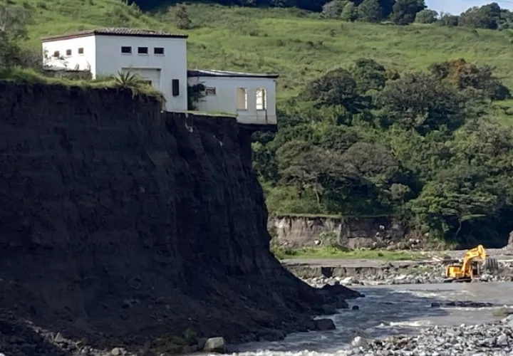 Vistas de la erosión causada por fuerza del agua y que ha causado pérdidas cuantiosas en la casas cerca a la calle que conduce a la finca La Florentina, en Paso Ancho, Tierras Altas. Aurelio Martínez   