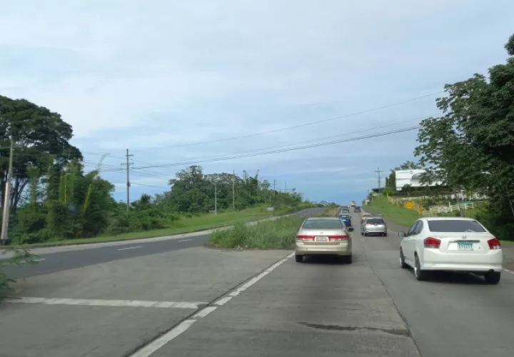 El mal estado de la carretera es evidente en algunos tramos. Archivo