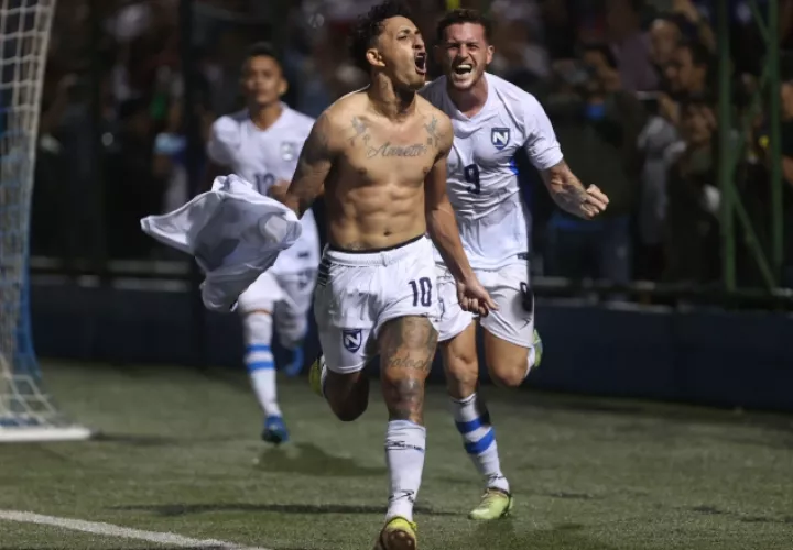 Byron Bonilla de Nicaragua celebra un gol ante El Salvador. Foto:EFE