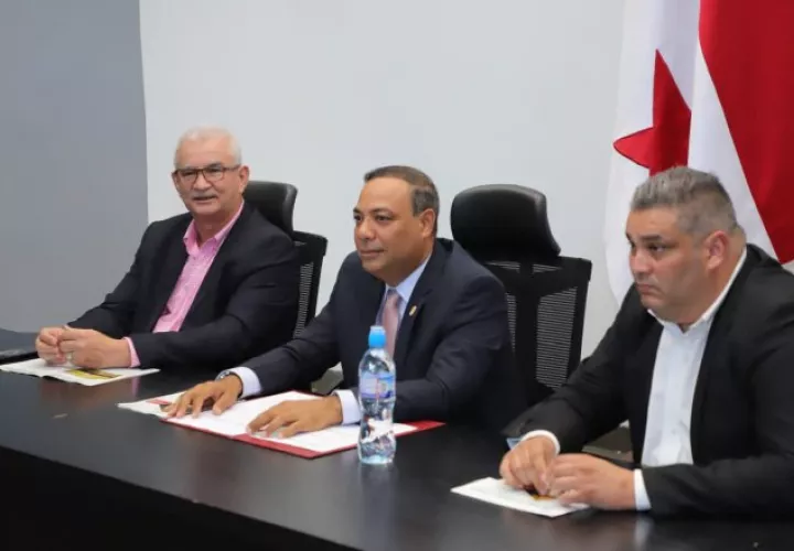 De izquierda a derecha: Eliécer Cortés, presidente de la Asociación de Municipios; Javier Sucre, presidente de la Comisión de Asuntos Municipales de la Asamblea; y Eliécer Montenegro, de la Coordinadora Nacional de Representantes de Corregimientos.  Cortesía