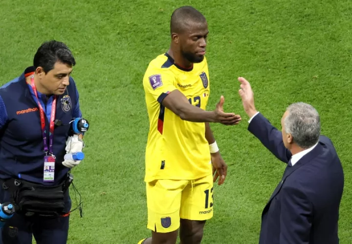 Enner Valencia de Ecuador saluda al técnico, Gustavo Alfaro durante el juego ante Catar. Foto:EFE 