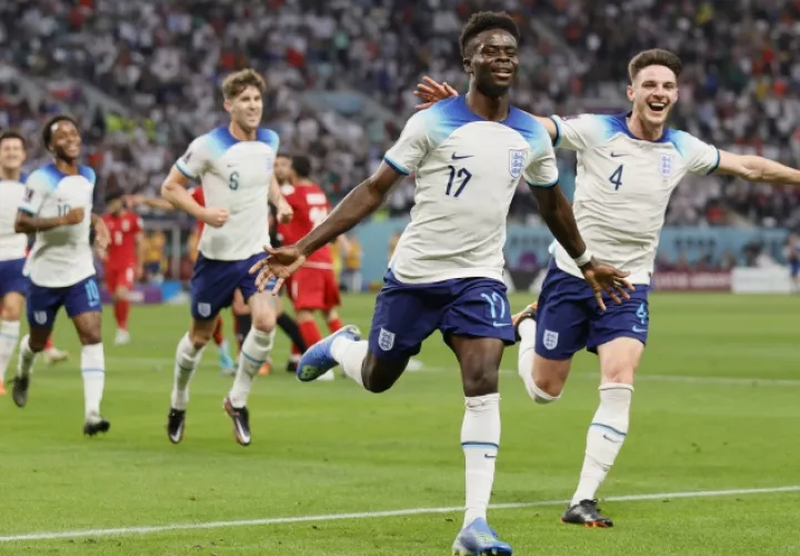 Bukayo Saka (17) fue elegido el jugador del partido entre Inglaterra e Irán. Foto:EFE